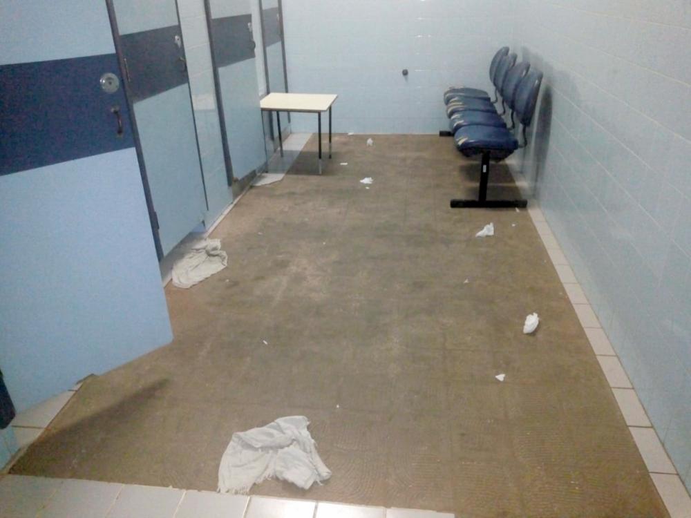 Pacientes do Hospital Regional de Guanambi denunciam situação precária da unidade
