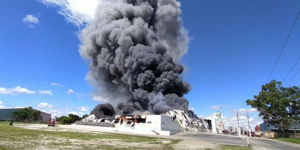 Incêndio de grandes proporções destrói loja da Havan em Vitória da Conquista