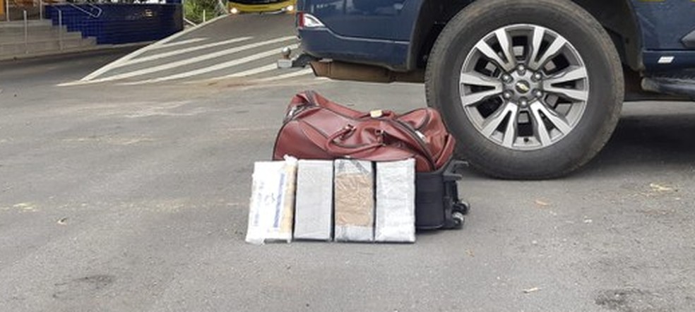 Região: Jovem é presa transportando quatro quilos de cocaína em bagagem 