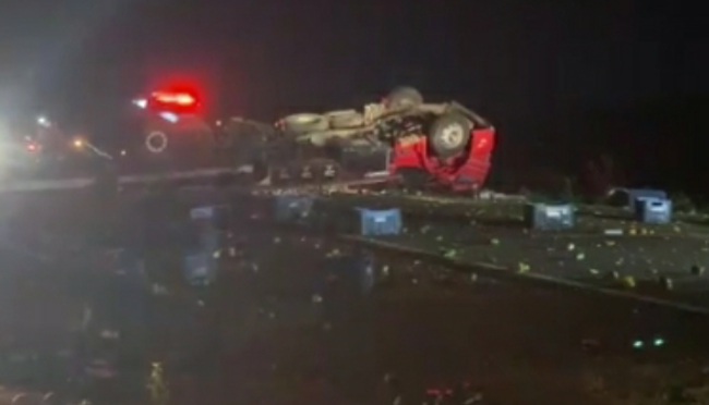 Caminhão carregado de manga tomba na BA-142 e uma pessoa morre