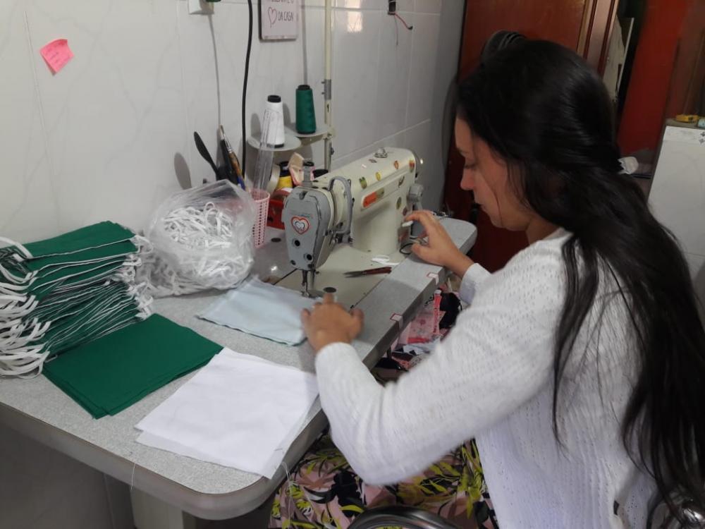 INB adquire máscaras de tecido de costureiras locais