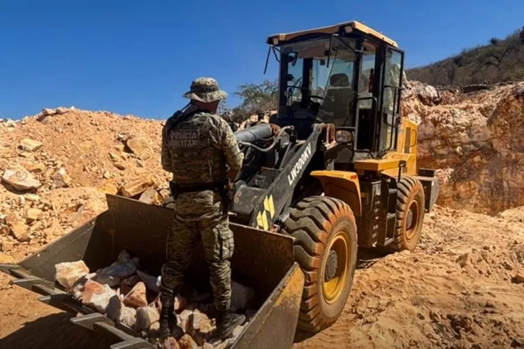 Explosivos e mais de 60 toneladas de quartzo são apreendidos em garimpo ilegal