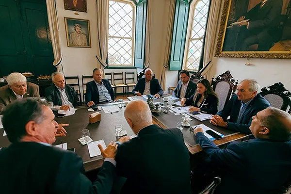 Associação Comercial da Bahia recebe relator da PEC da escala 6x1 e defende diálogo com setor produtivo