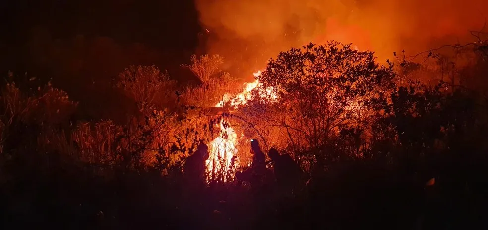 Fogos de chá revelação provocam incêndio em rancho na Serra do Marçal, em Vitória da Conquista