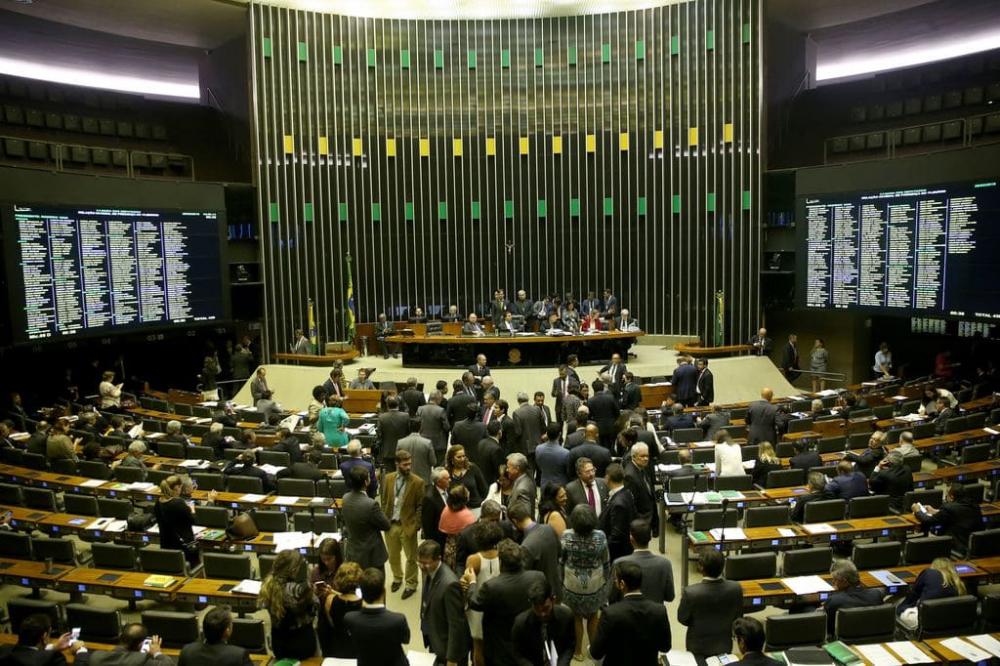 Câmara aprova projeto que prevê auxílio de R$ 600 por mês a trabalhador informal