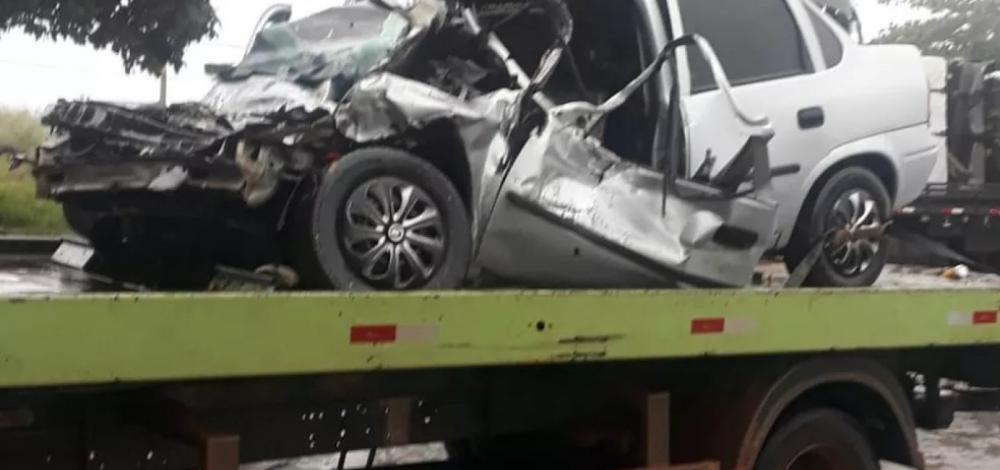 Carro bate em carreta e três pessoas da mesma família morrem na BR-101