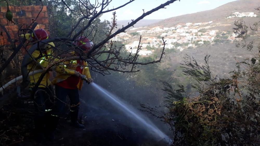 Fogos de artificio causam incêndio no bairro Observatório, em Caetité