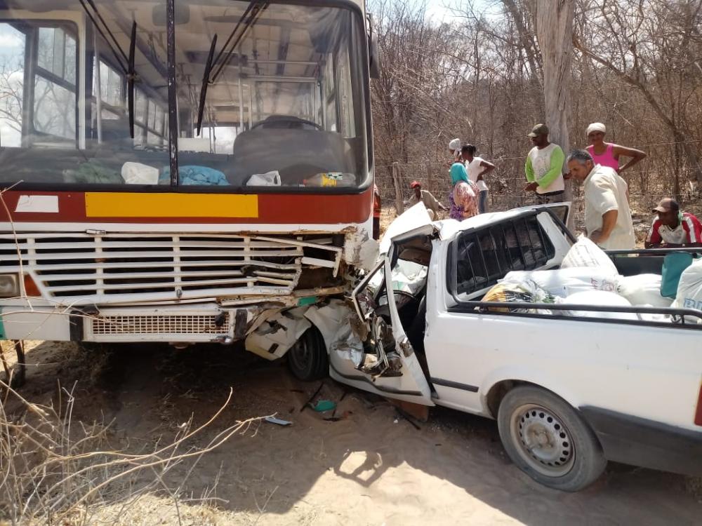 Homem fica gravemente ferido após colisão envolvendo carro e ônibus na zona rural de Matina 