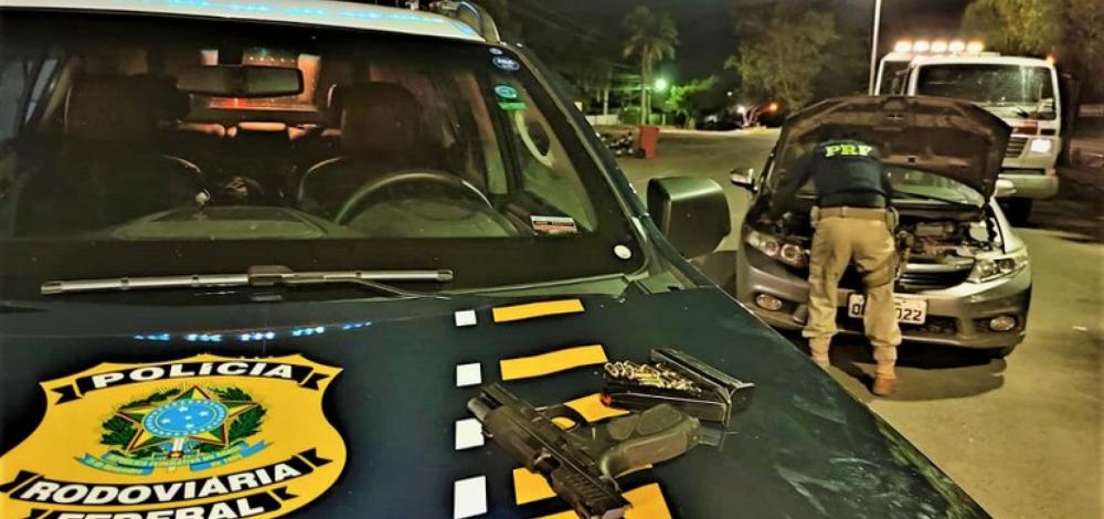 Barreiras: PRF apreende pistola e munições escondidas em carro roubado