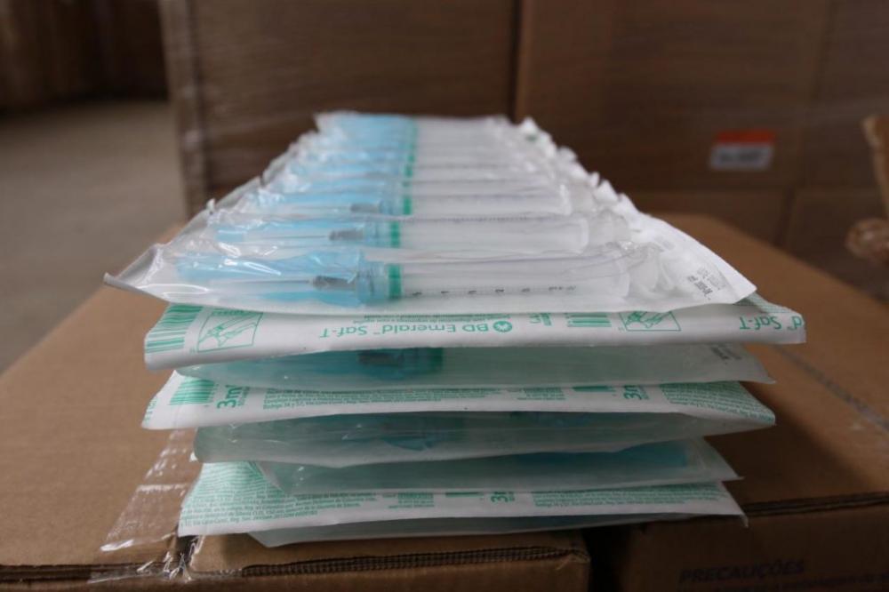 4 milhões de seringas que serão usadas para aplicar a vacina contra a Covid-19 na Bahia chega a Salvador 