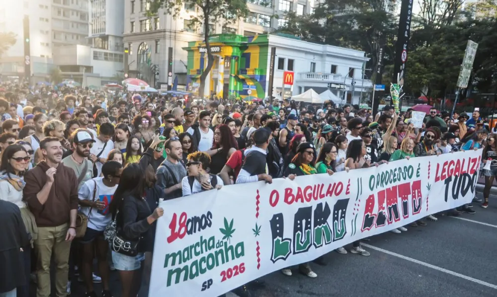 Milhares participam da Marcha da Maconha na Avenida Paulista