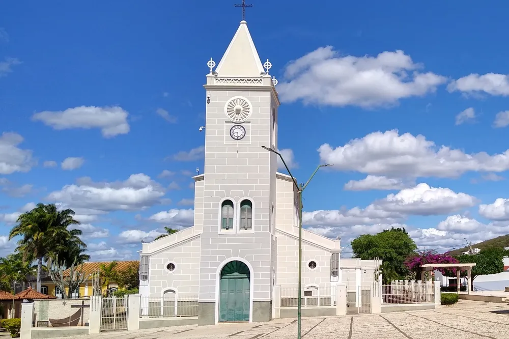 MP cobra retirada de barracas da Praça da Catedral em Caetité