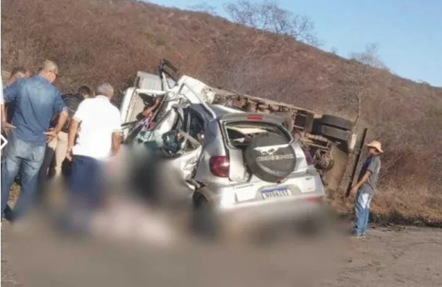 Região: Dois morrem em colisão entre carro e caminhão na BA‑142