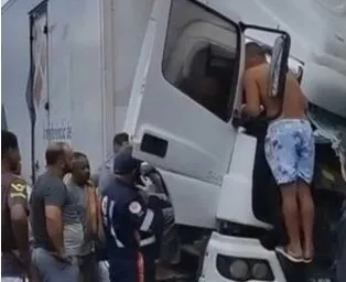 Caminhão e carreta colidem e BR-116 fica totalmente interditada em Cândido Sales