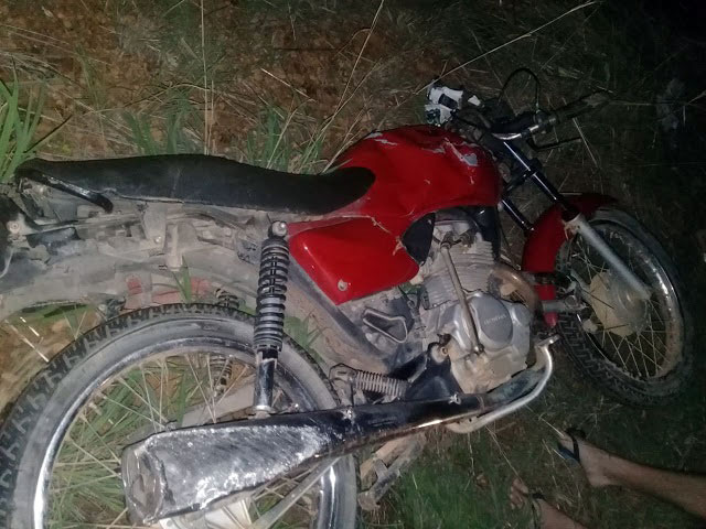 Mulher morre e homem fica gravemente ferido após acidente entre moto e ônibus na BR- 430 em Igaporã