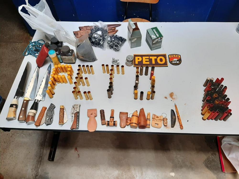 Em atendimento à denúncia de maus tratos de animais, PM encontra arsenal bélico em casa de suspeito em Livramento 