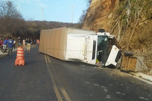 Motorista morre após colisão entre carro e carreta na BR-030 em Guanambi