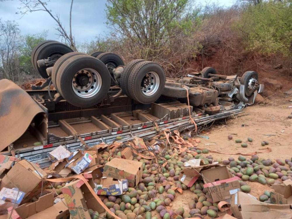 Caminhão carregado com mangas tomba na BR-030, em Guanambi
