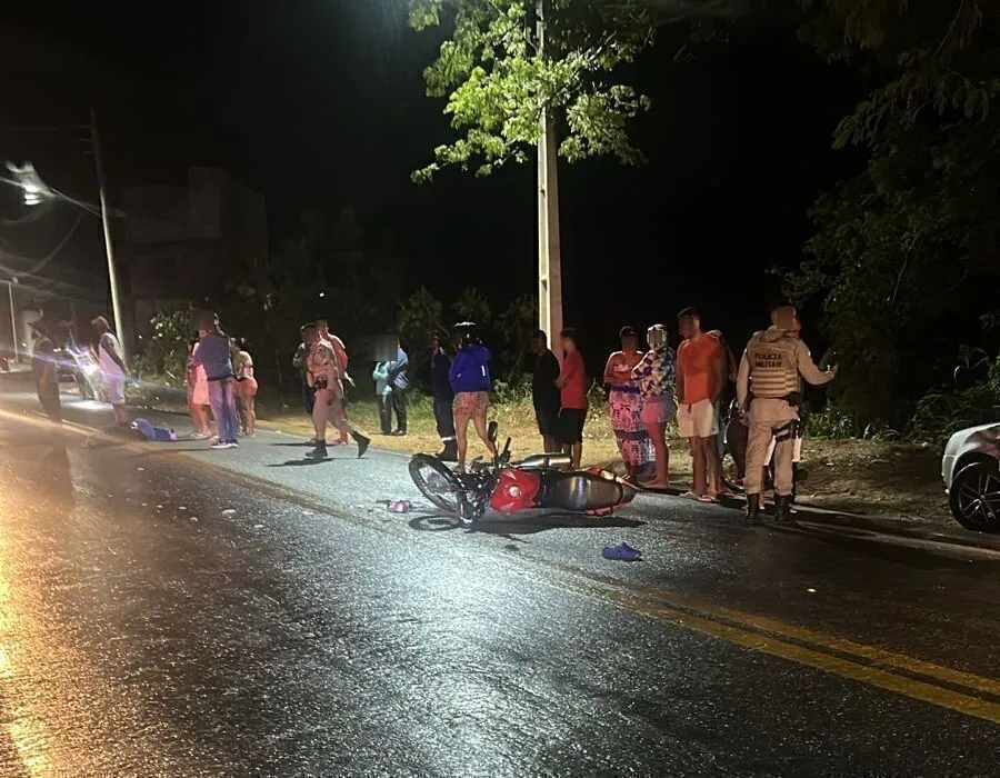 Colisão entre motos deixa três feridos e revela veículo roubado na BR‑030, em Caetité