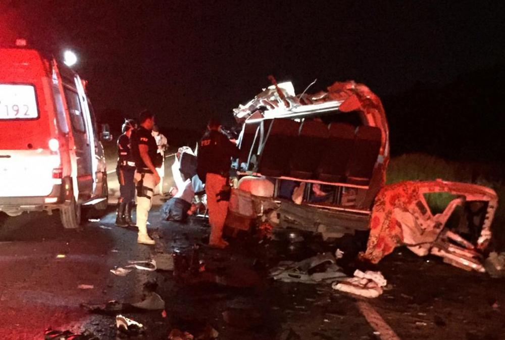 Oeste: Batida na BR-242 deixa quatro mortos e quatro feridos