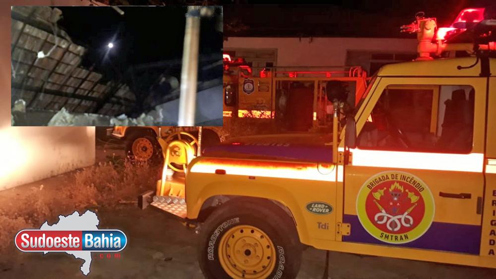 Guanambi: Parte do telhado de escola desaba após incêndio 