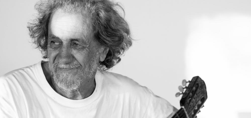 Cantor Elomar volta a ser intubado; equipe médica diz que quadro é estável