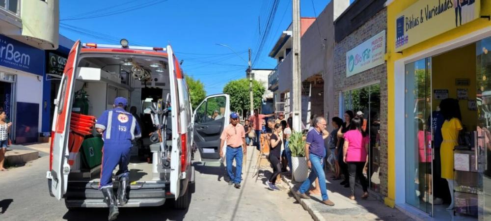Parte de imóvel em construção desaba e deixa duas pessoas feridas em Carinhanha