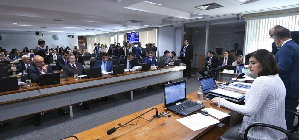 Senado aprova projeto que criminaliza homofobia