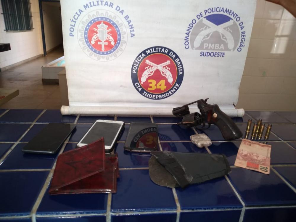 Casal é detido em Brumado acusado de porte ilegal de arma de fogo e entorpecentes 