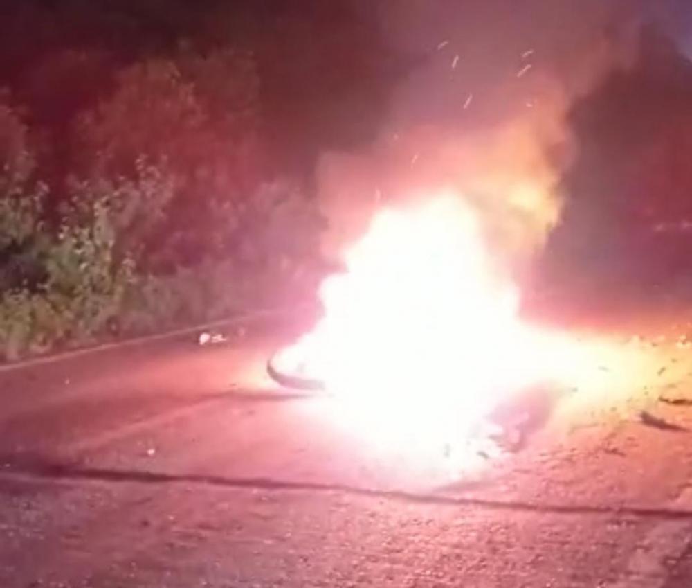 Homem morre carbonizado após colisão entre moto e carreta na BR-430, Riacho de Santana