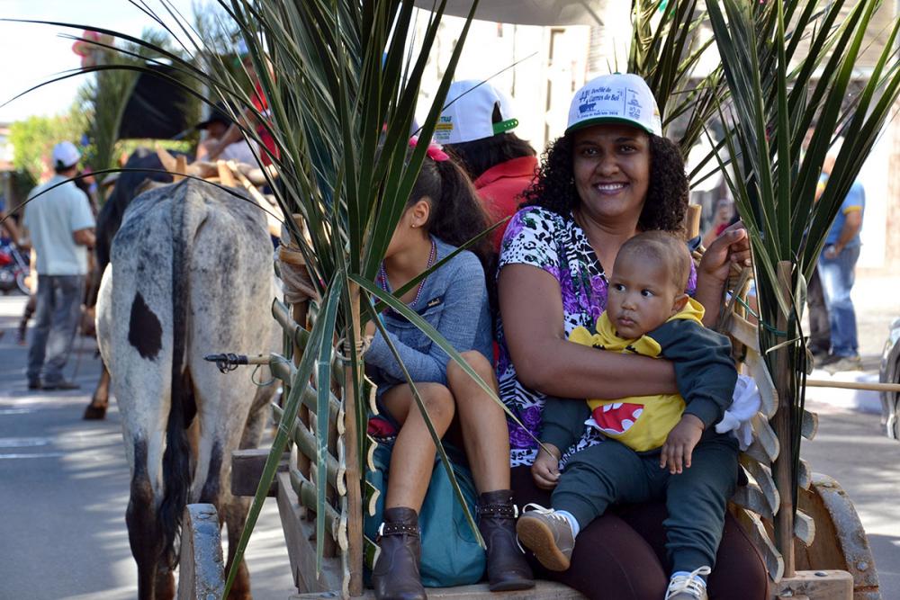 Festa de Santana: Rádio Educadora e Paróquia Senhora Santana realizaram procissão de carros de boi em Caetité
