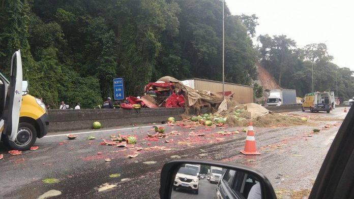 Colisão entre caminhões deixa dois moradores de Riacho de Santana mortos na Fernão Dias, em SP