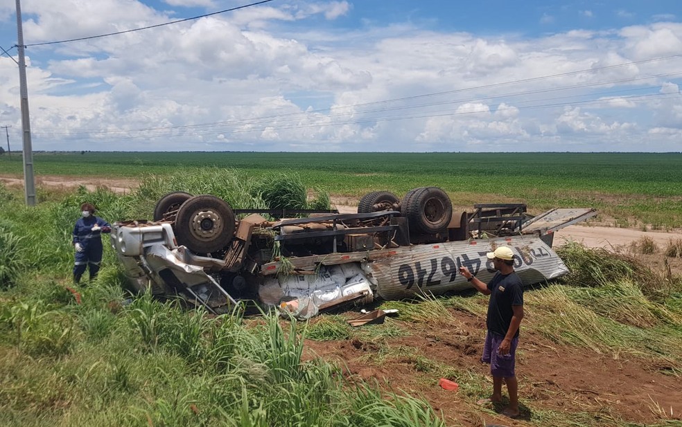 Motorista de caminhão morre após capotamento na BR-242, no oeste da Bahia