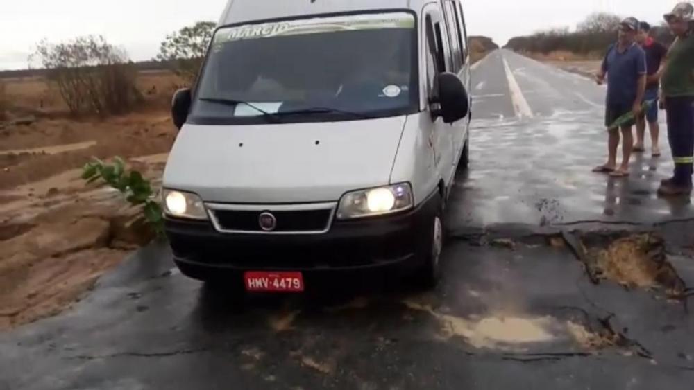 Trafegar pela BR-030 entre Guanambi e Carinhanha requer atenção redobrada dos motoristas