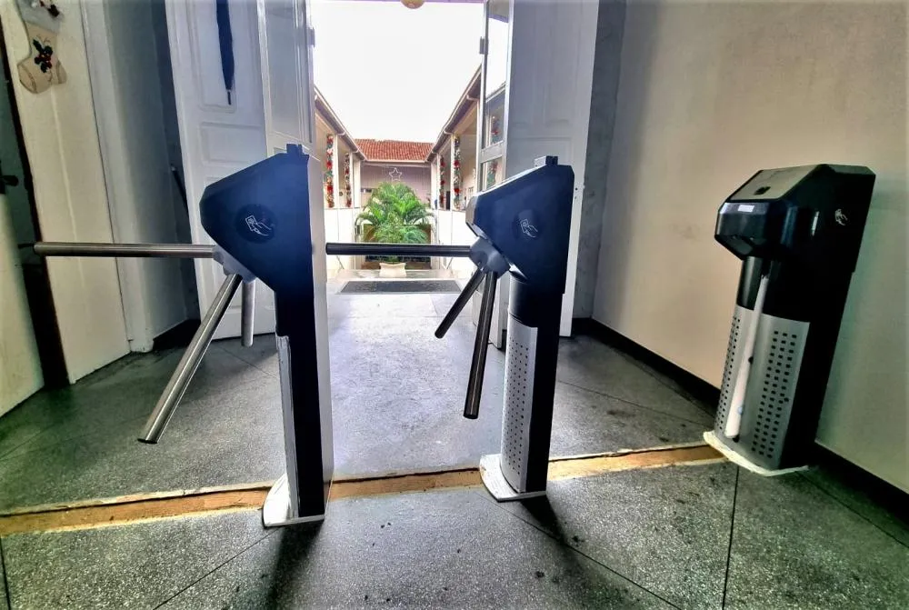 Governo instala câmeras e catracas eletrônicas em escolas da Bahia