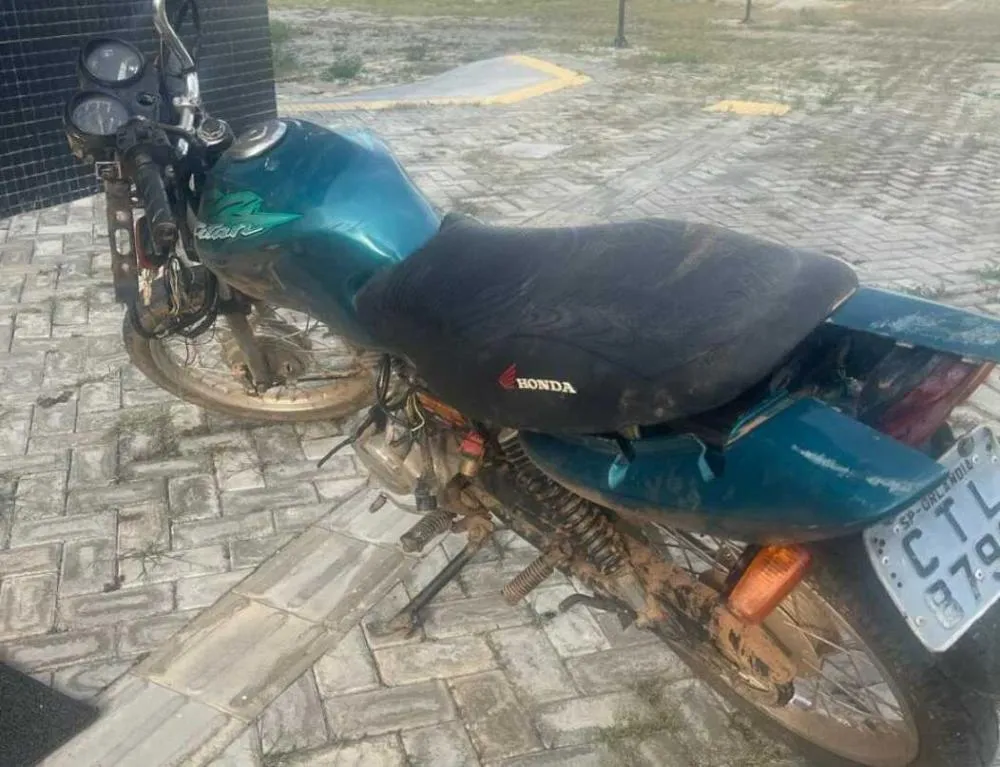 Dupla é presa com moto furtada e drogas em Igaporã