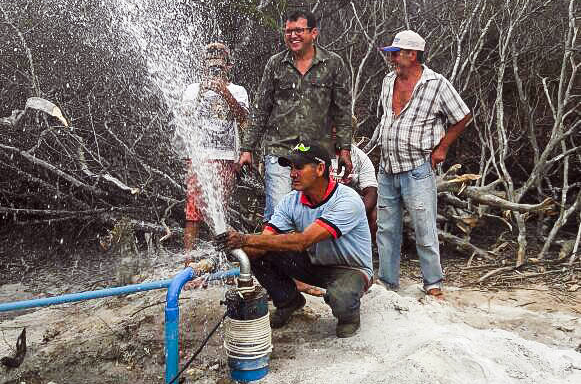 Caetité: Poço artesiano perfurado em Pau Darco jorra água para alegria da comunidade