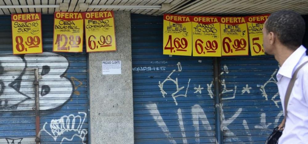 Confiança do consumidor brasileiro cai pelo segundo mês consecutivo