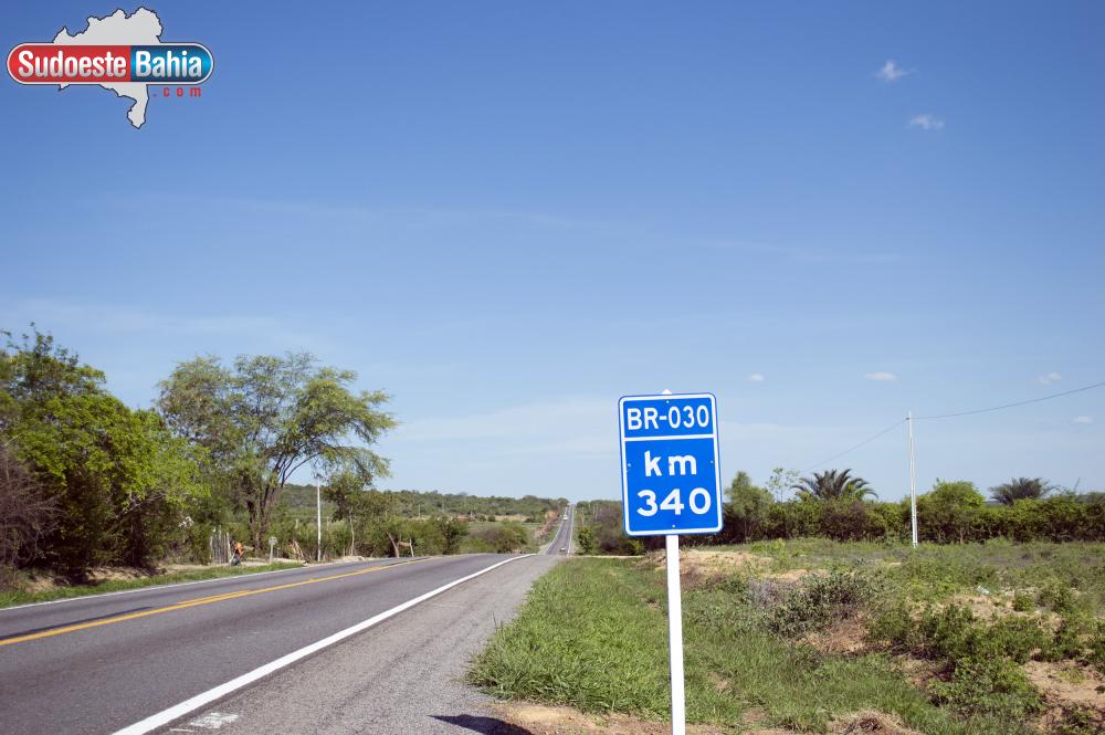 Motociclista fica gravemente ferido após colisão contra carro na BR-030, em Ibitira
