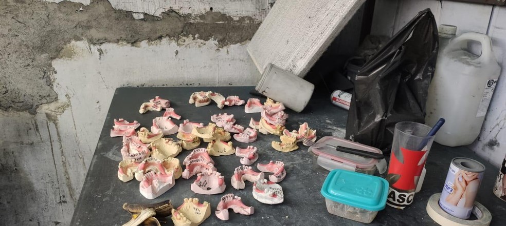 Polícia fecha laboratório que usava material encontrado em cemitérios clandestinos para fabricação de próteses dentárias