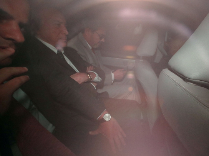 Michel Temer se entrega à Polícia Federal em São Paulo