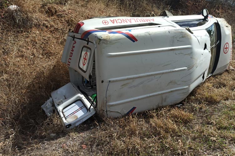 Pai e filho morrem após ambulância capotar na BA-148, em Livramento