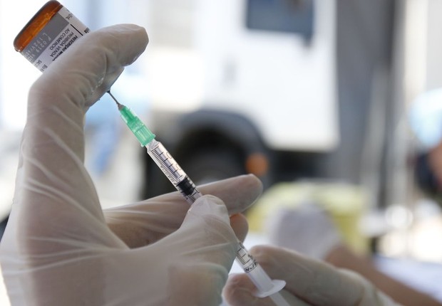 OMS fala pela 1ª vez em possibilidade de vacina para este ano