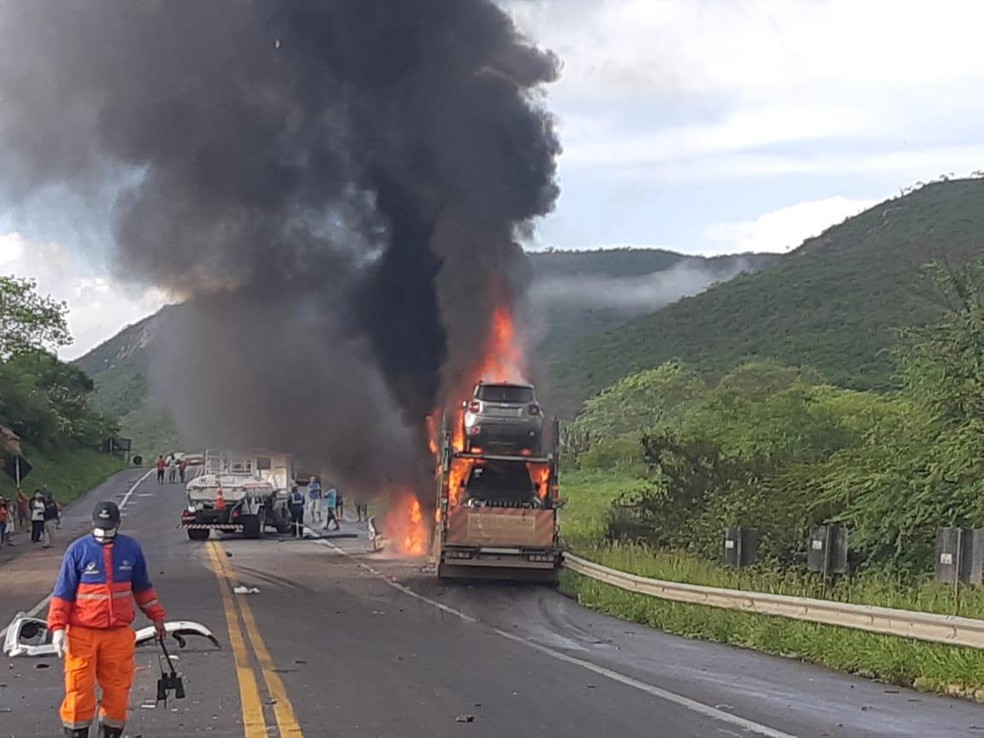 Batida envolvendo carro de passeio e carreta-cegonha deixa duas pessoas mortas na BR-116, trecho de Vitória da Conquista e Manoel Vitorino 