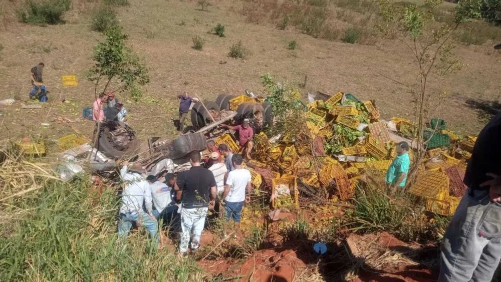 Caminhão carregado com bananas tomba na BR-030 em Caetité