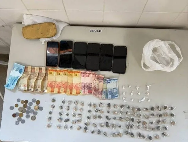 Polícia encontra drogas escondidas em casa e prende suspeito de tráfico em Guanambi