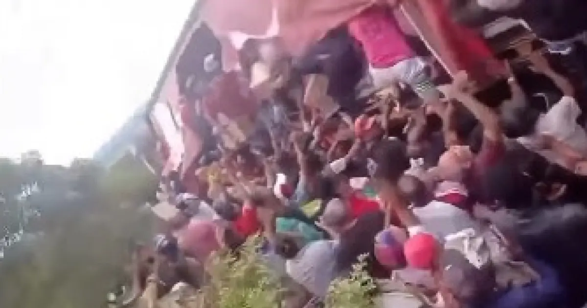 Carreta com leite em pó tomba na BR-116 e carga é saqueada em Vitória da Conquista