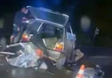 Batida frontal entre carro e carreta mata mulher na BR-330, em Jequié