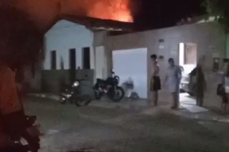 Celular explode e causa incêndio em residência em Brumado