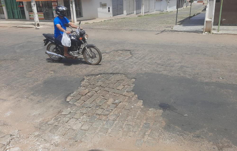 Situação do asfalto em avenida de Livramento obriga condutores a fazerem ‘malabarismo’ para desviarem de buracos 